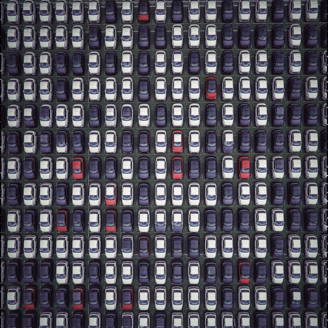 Vue aérienne d'un parc de stockage automobile